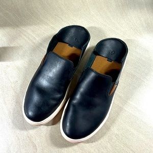 OluKai Pehuea Leather Slip On Sneaker in Black.  Women’s Size 9